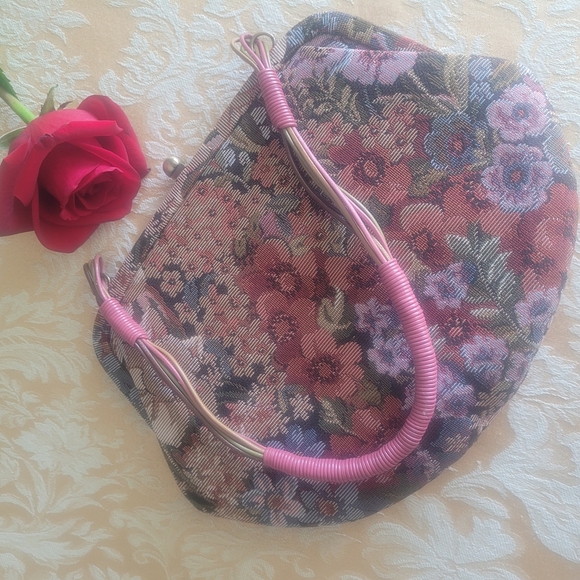 2000'sMoschino Floral Tapestry Shoulder Bag with Floral Appliques. Made In Italy - Picture 3 of 15